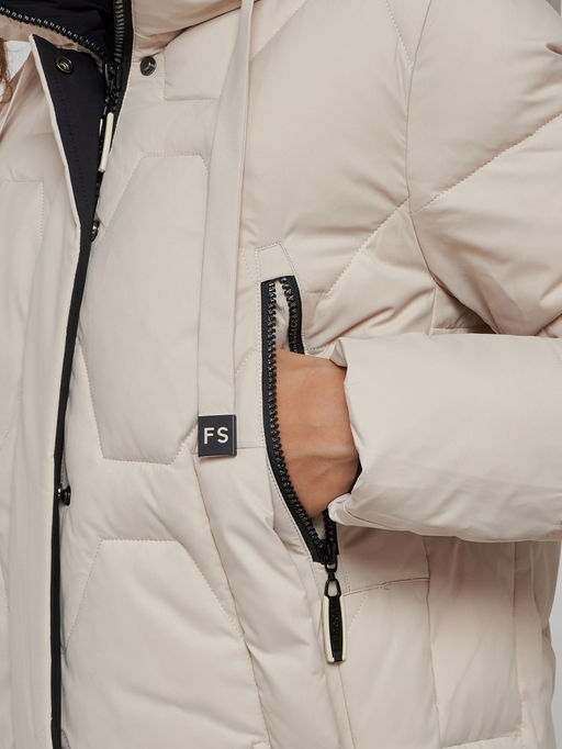 Пальто утепленное молодежное зимнее женское бежевого цвета 589899B - RoccaManer фото 12