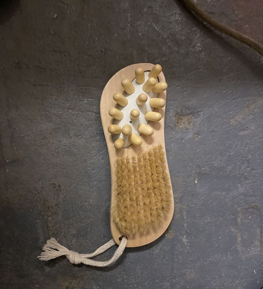 Щетка массажер 2в1