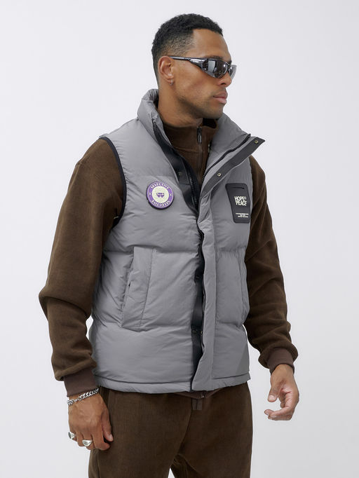 Жилет мужской утепленный спортивный серого цвета 15325Sr