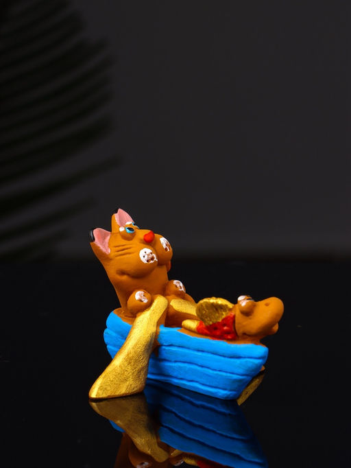Фигурка полистоун «Кот в лодке с рыбкой», 4.2×5.8×5.4 см