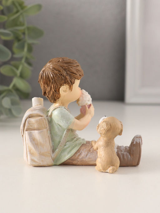 Фигурка полистоун «Мальчишка с рюкзаком и щенком, ест мороженое», 9.5×5×8.5 см