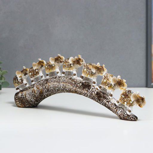 Фигурка полистоун «Семь белых слонов с попоной из арабского ковра на роге», 11.5×31×5 см