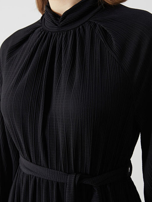 Dik Yaka Dokulu Elbise