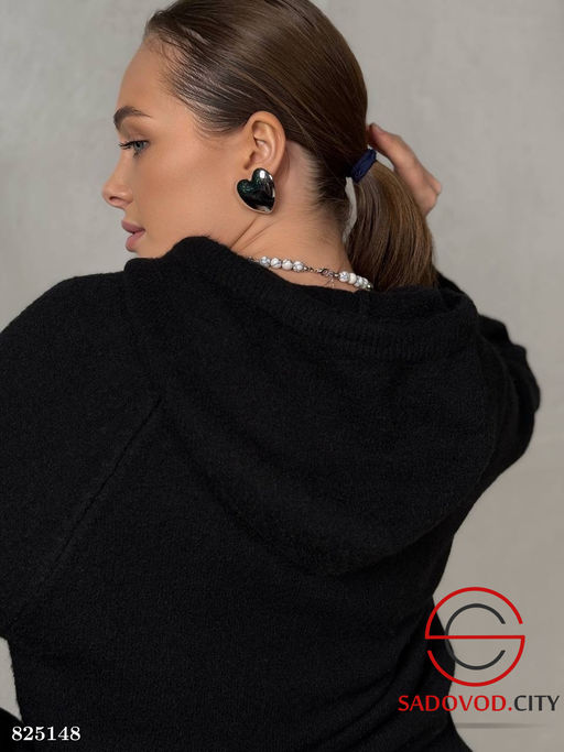 Свитер женский с капюшоном