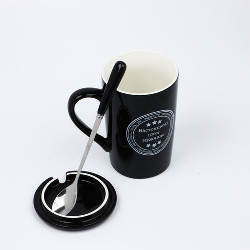 Кружка с ложкой и крышкой Настоящему 100% мужчине, 420 мл, чёрная
