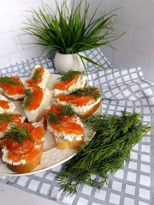 Укроп КЛАВДИЯ  Мощный, обильнолиственный куст! Очень долго не уходит в стрелку! Высокая урожайность зелени!