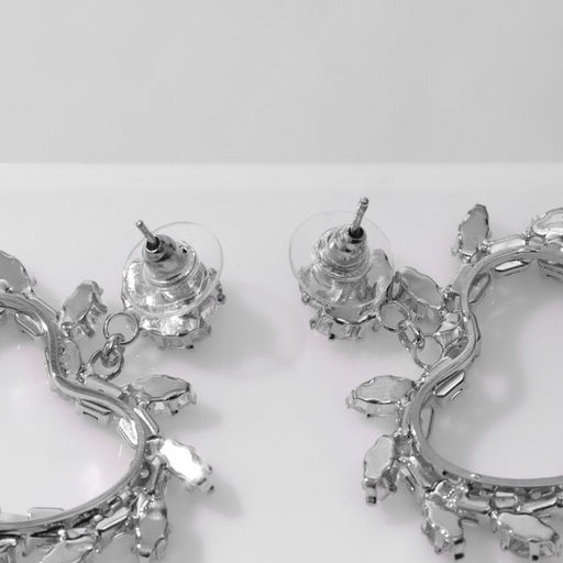 Серьги со стразами Сердце контур в листьях, цвет белый в серебре - Queen fair фото 2