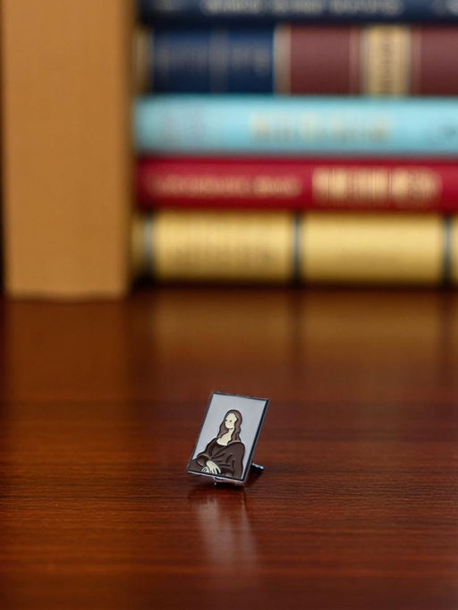 Значок Искусство Мона Лиза, бело-коричневый в чёрном металле