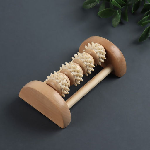 Массажёр для ног «Ножное счастье», 13.5×8×5 см, 4 колеса с шипами, деревянный