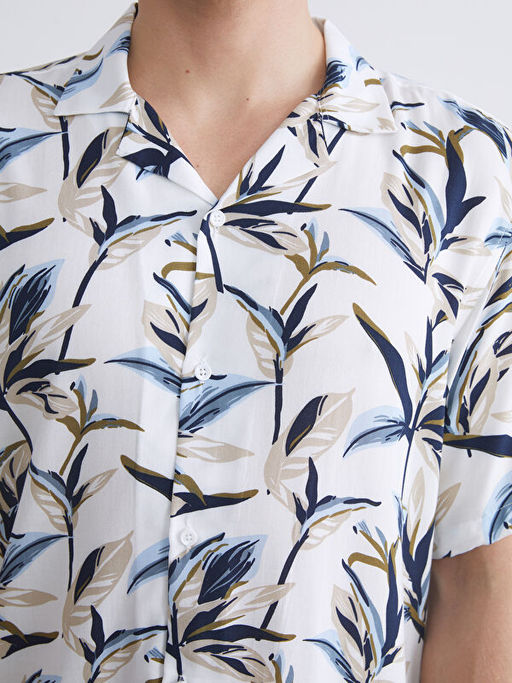 Regular Fit Resort Yaka K?sa Kollu Desenli Viskon Erkek G?mlek