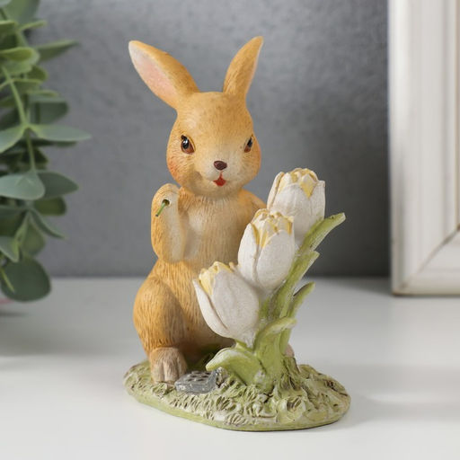 Фигурка полистоун Зайчик на полянке с тюльпанами, 9.5?6?11 см