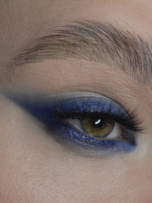 essence Карандаш для глаз Kajal Pencil, 30 Classic Blue  фото 3