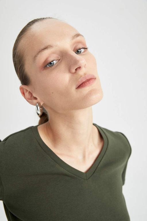 Базовая футболка из 100 % хлопка с короткими рукавами и v-образным вырезом приталенного кроя - Defacto фото 5