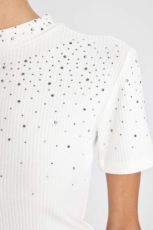 Женская приталенная футболка с короткими рукавами и полуводолазкой в рубчик с вышивкой - Defacto фото 5