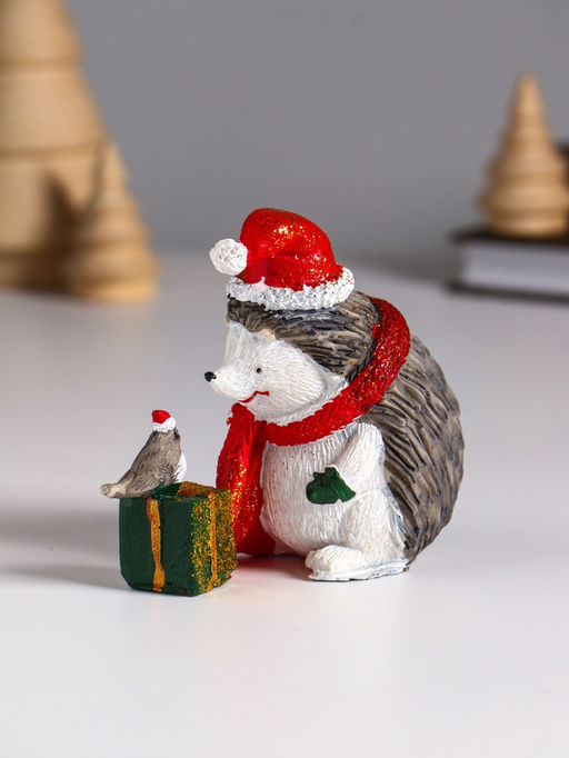 Фигурка полистоун Ёжик в красном колпак и шарфе, с подарком и птичкой, 8.5?5?9.5 см