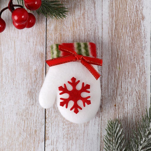 Магнит Варежка со снежинкой 8х6 см, белый