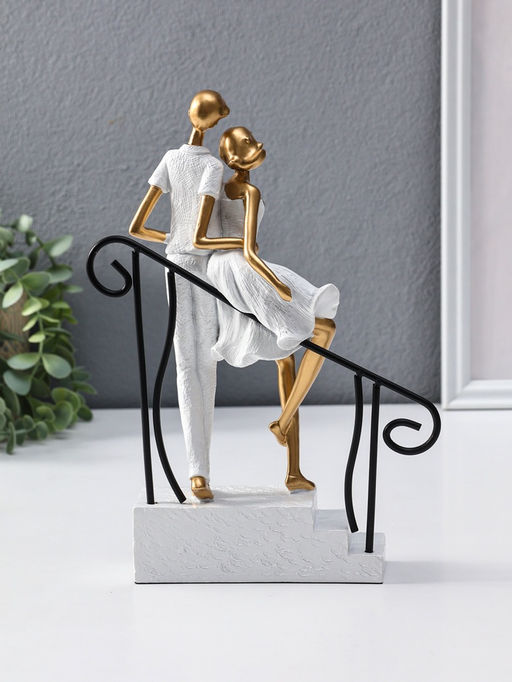Сувенир полистоун "Парочка стоит у перил" бело-золотой 5,5х20х26,5 см