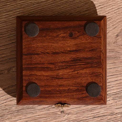 Шкатулка резная, 10×10×4 см, дерево шишам