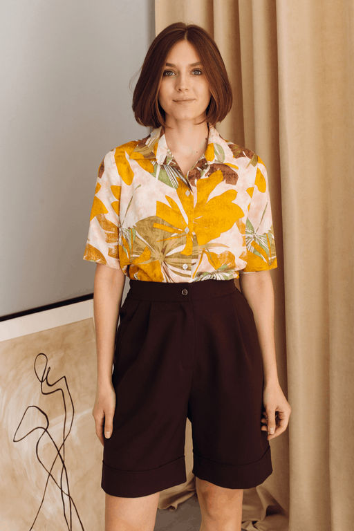 Светло-розовая рубашка с крупным принтом