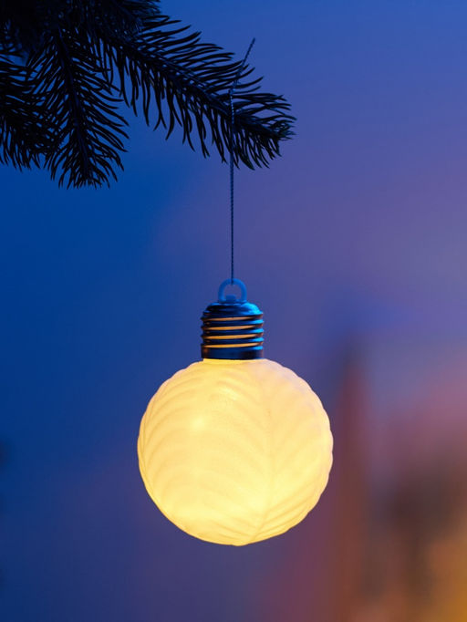 Елочный шар Белый бархат 8 см, 1 LED, от батареек LR443, свечение тёплое белое