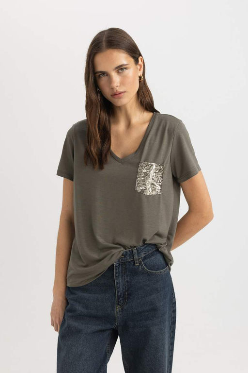 Футболка стандартного кроя с V-образным вырезом и короткими рукавами