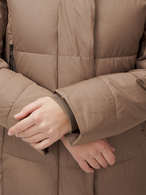 Пальто утепленное стеганное зимнее с капюшоном женское коричневого цвета 9606K