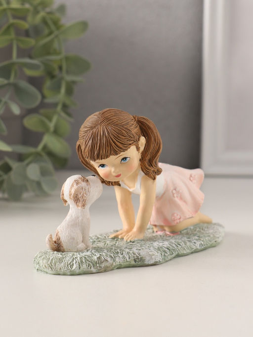 Фигурка полистоун «Малышка играет с щеночком на лужайке», розовый, 12×5×7.5 см