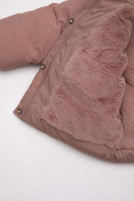 Водоотталкивающее пальто с капюшоном и мягкой пушистой изнанкой для маленьких девочек - Defacto фото 3