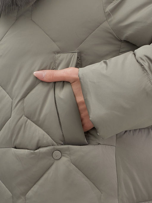 Пальто зимнее утепленное с мехом и капюшоном тренд коричневого цвета 7753K - Visdeer фото 11