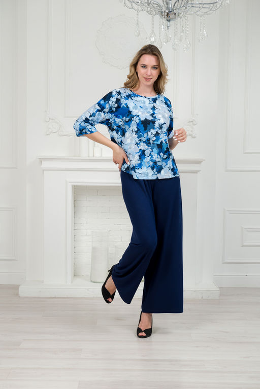 Костюм женский из кофты с рукавом 3/4 и брюк из вискозы Элеонора синие цветы