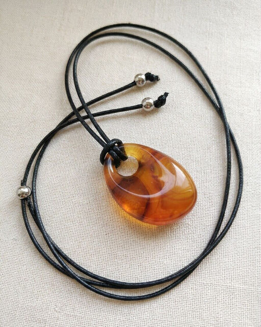 Кулон на шнурке