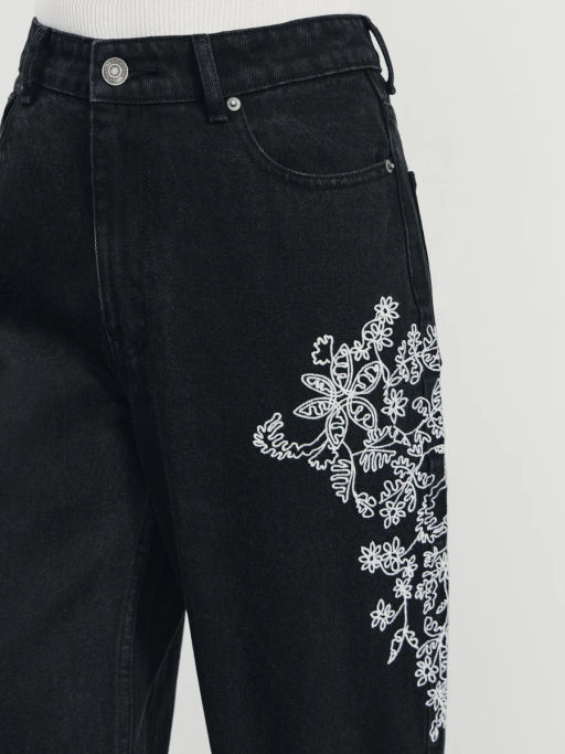 Джинсы straight с декоративной вышевкой / Zarina