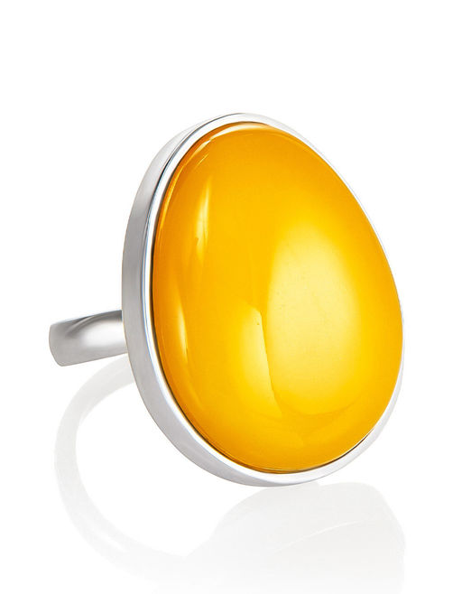 Кольцо с крупной вставкой из цельного медового янтаря Глянец