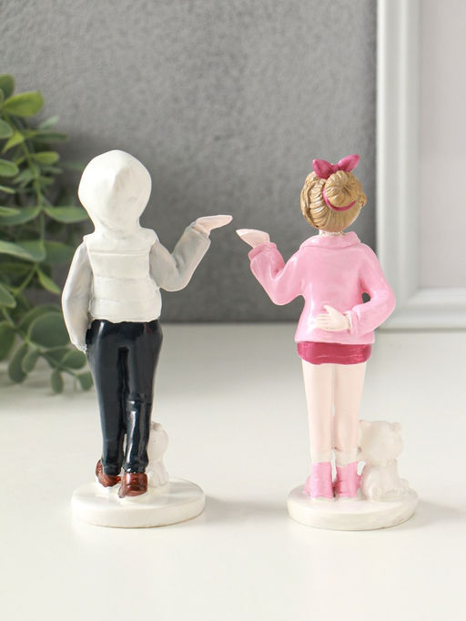 Набор фигурок полистоун «Подростки с мишками», 2 шт., 5.2×6.5×14.5 см