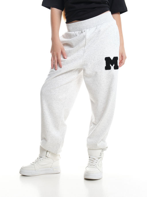 Брюки спортивные с эмблемой 22-7611 светло-серый меланж - Mini maxi фото 40