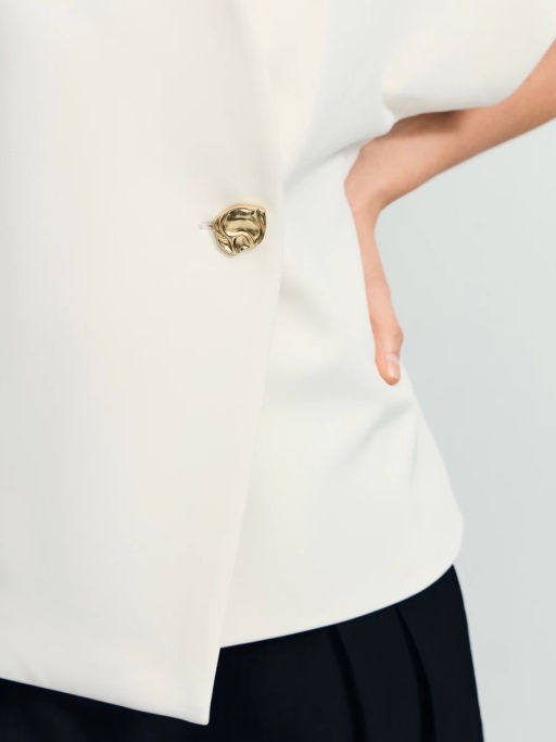 Приталенный жилет с декоративной пуговицей / Zarina