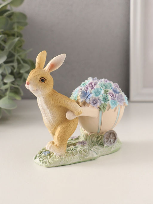 Фигурка полистоун Зайчик с тележкой роз и незабудок, 11?6?10.5 см