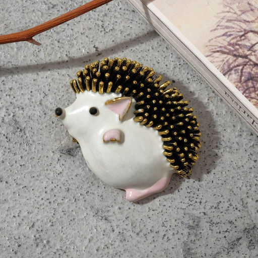 Брошь-кулон «Ёжик мечтатель», белый, розовая в чернёном в золоте