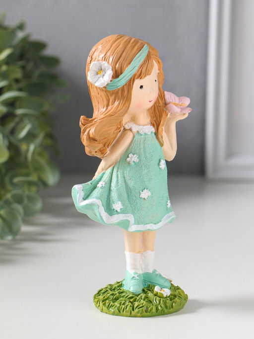 Фигурка полистоун «Малышка в зелёном платье с цветами, с бабочкой на ладоне», 7.5×5×15.5 см