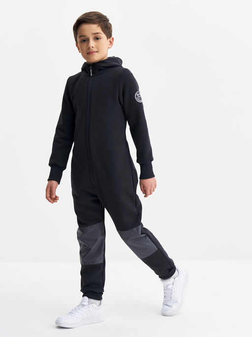 Черный комбинезон с наколенниками для мальчика