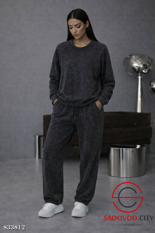 Спортивный костюм со стразами