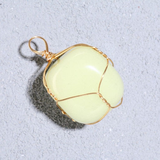 Подвеска из камня «Кварц», в проволоке
