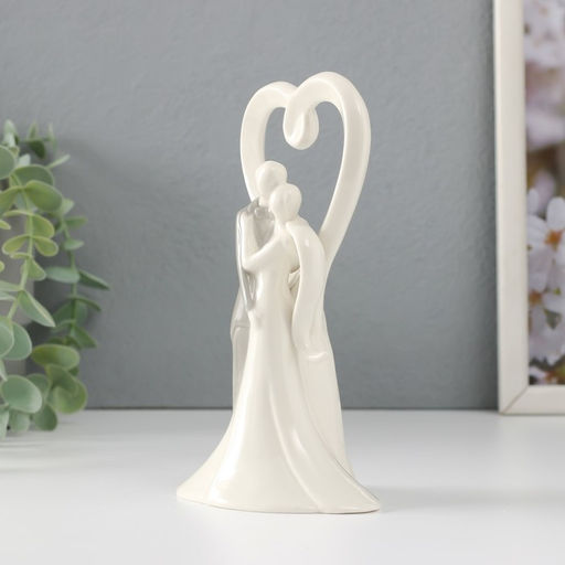 Фигурка керамика «Абстракция. Влюблённые, объятия у большого сердца», 8.5×7.4×16 см
