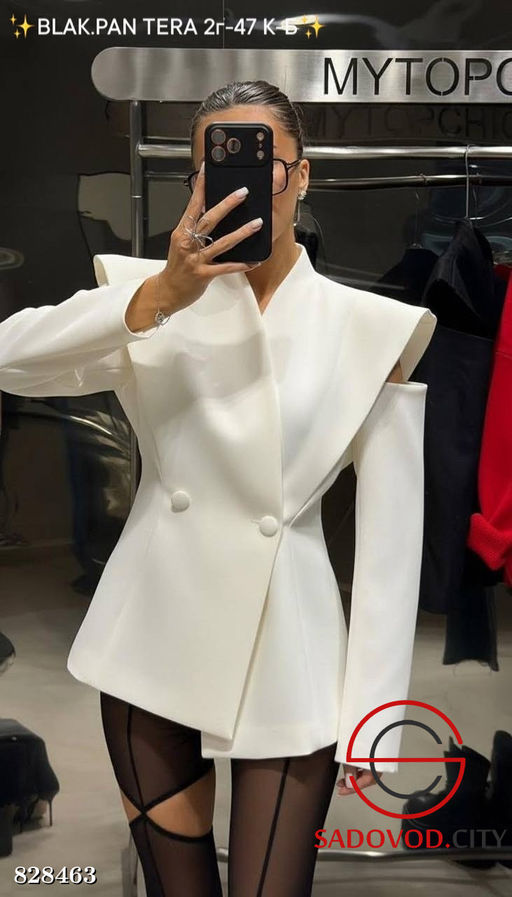 Акцентный пиджак с эффектными крыльями на плечах