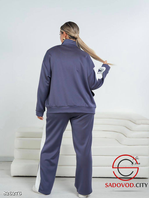 Спортивный женский костюм