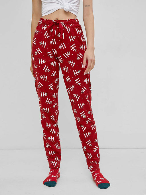 Хлопковые брюки в расцветке буквы на вишневом - Mark formelle фото 2