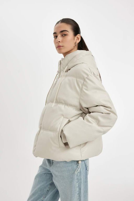 Водоотталкивающее пальто обычного кроя из искусственной кожи с капюшоном и флисовыми внутренними карманами на молнии - Defacto фото 3