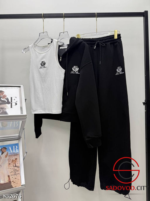 Спортивный женский костюм