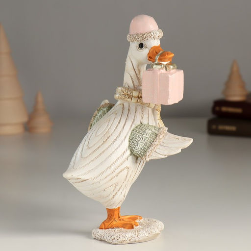 Фигурка полистоун «Гусь в шарфике и шапке с подарком», 10×9.5×16 см