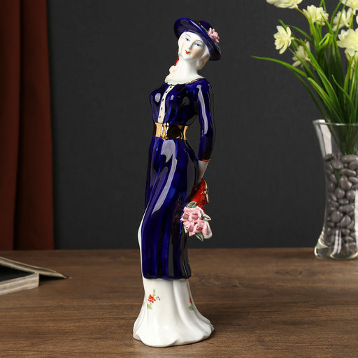 Сувенир керамика "Девушка в пальто на прогулке" 29х8х7,5 см